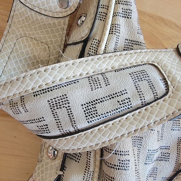 Guess Purse - Picture 4 of 10